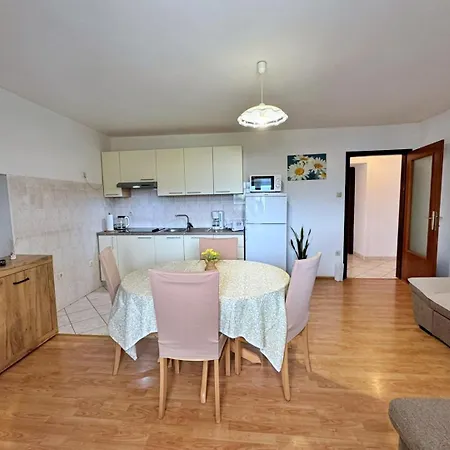 Apartament Car Lj. *