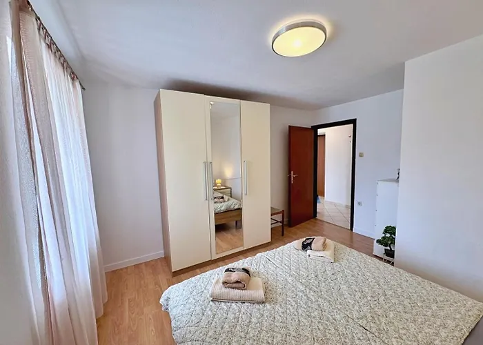 Apartment Car Lj. *